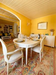 uma sala de jantar com uma mesa branca e cadeiras em Charming Countryside Home with Fireplace & Patio em Alcoutim