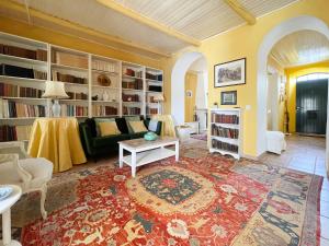 ein Wohnzimmer mit einem Sofa und einem Tisch in der Unterkunft Charming Countryside Home with Fireplace & Patio in Alcoutim
