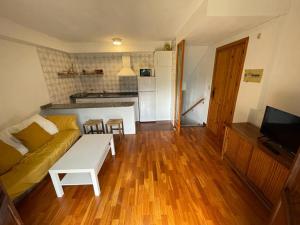 a living room with a couch and a table at Apartamento con espectacular terraza in Escarrilla