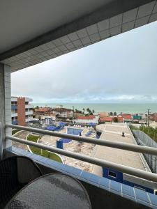 desde el balcón de un edificio con vistas a la playa en Terrazzo Ponta Negra Flat, en Natal