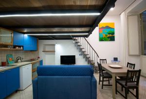 ein Wohnzimmer mit einem blauen Sofa und einem Tisch in der Unterkunft Tom apartments in Neapel
