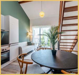een woonkamer met een tafel met een potplant bij Appartement T2 Moderne Neuf Collonge in Collonges-sous-Salève