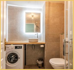 a bathroom with a washing machine and a toilet at Appartement T2 Moderne Neuf Collonge in Collonges-sous-Salève