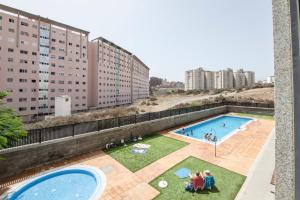 - une vue sur la piscine située dans un bâtiment dans l'établissement Gran Canaria suite, à Las Palmas de Gran Canaria