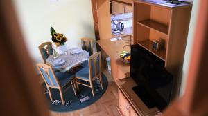 een kleine keuken met een kleine tafel en stoelen bij Spacious and quiet apartment in Skopje