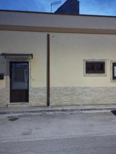 ein Gebäude mit einer Seitentür in der Unterkunft A due passi dalle bellezze della Puglia in Sava