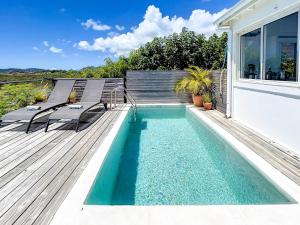 オリエントベイにあるParadise View, Creole house with private poolの家の隣のデッキにあるスイミングプール