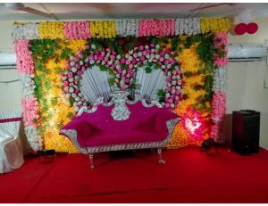 een podium met een roze bank voor bij Hotel Nageshwar Palace, Rajgir in Rajgir
