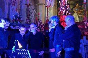eine Gruppe von Männern, die in einem Zimmer mit einem Tisch stehen in der Unterkunft Maison au calme piscine mer au coeur de la nature U Nuciolu in Talasani