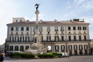 un grande edificio con una statua davanti di Tom apartments a Napoli