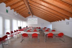 una sala de conferencias con mesas y sillas rojas en Al Ponte Garnì en Pergine Valsugana