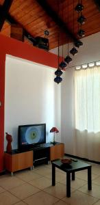 a living room with a tv and a table at La Casita in Reggio di Calabria