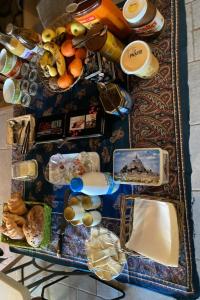 una mesa con un montón de comida. en Chartreuse, en Saint-Franc