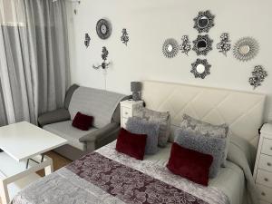 una sala de estar con una cama y un sofá en La casita de Mercedes, en Puerto de la Cruz