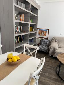 ein Wohnzimmer mit einem weißen Tisch und Stühlen in der Unterkunft Bonito bajo con gran terraza in San Juan de Alicante