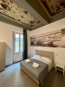 佛羅倫斯的住宿－Sant Antonino First Floor Relais，一间卧室配有一张床,天花板上画着一幅画