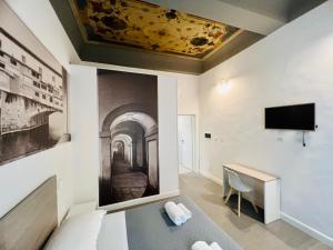 佛羅倫斯的住宿－Sant Antonino First Floor Relais，客房设有带绘画的天花板和书桌。