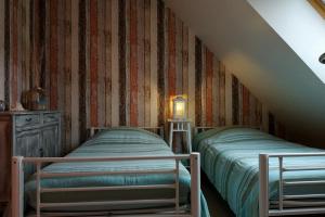1 dormitorio con 2 camas en un ático en Ty Tiegezh Gîte TiDastum, en Créhen