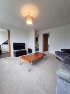 a living room with a coffee table and a couch at Bright top floor, 1 bed apartment in great location in London