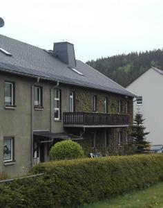 duży ceglany dom z czarnym dachem w obiekcie Ferienwohnung in Antonshöhe, Nahe Stoneman w mieście Antonshöhe