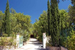 un camino a través de un jardín con árboles y una valla en Villa Le Sommet - Vidauban, en Vidauban