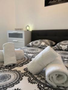 uma cama com dois rolos de toalhas em Studio cosy élégant em Villeurbanne