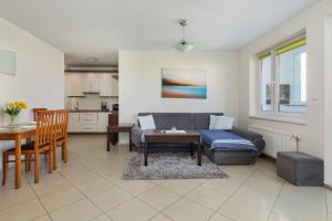 Posedenie v ubytovaní Comfy Apartments with Balcony Turystyczna Międzyzdroje by Noclegi Renters