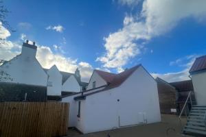 een rij witte huizen tegen een blauwe lucht bij Quirky getaway @ The Old Bakery in Bristol