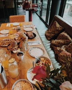 - une table en bois avec de la nourriture et des boissons dans l'établissement Boutique Hotel Karel de Stoute, à Gorinchem