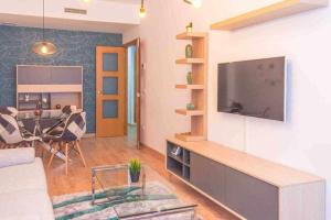 salon z dużym telewizorem na ścianie w obiekcie Apartment Central House w mieście Castellón de la Plana