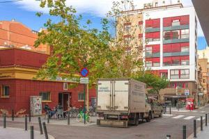 ciężarówka zaparkowana na ulicy miejskiej z budynkami w obiekcie Apartment Central House w mieście Castellón de la Plana