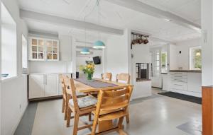 uma cozinha e sala de jantar com mesa e cadeiras em Gorgeous Home In Brenderup Fyn With Kitchen 