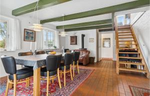 羅蒙柯克比的住宿－Lake Front Home In Rm With Wifi，厨房以及带桌椅的用餐室。