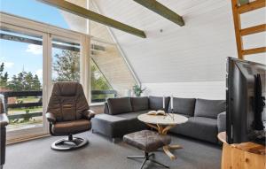 un soggiorno con divano e TV di Lake Front Home In Rm With Wifi a Rømø Kirkeby
