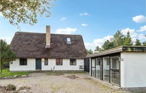 an old house with a thatched roof and a garage at Lake Front Home In Rm With Wifi in Rømø Kirkeby