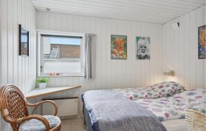 Rødhus的住宿－Awesome Home In Pandrup With Kitchen，一间卧室设有两张床和窗户。