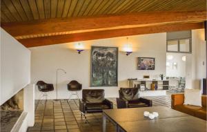 - un salon avec des fauteuils en cuir et une table dans l'établissement Stunning Home In Knebel With House Sea View, à Knebel