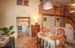 uma cozinha e sala de jantar com uma mesa e uma escada em Amazing Home In Velleron With Outdoor Swimming Pool And 5 Bedrooms em Velleron