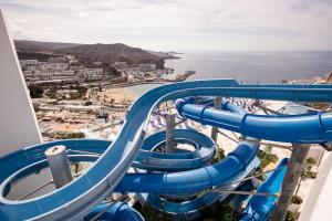 un tobogán de agua en una montaña rusa en Servatur Puerto Azul, en Puerto Rico de Gran Canaria