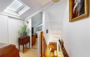 un couloir avec un escalier et une lucarne dans une maison dans l'établissement 2 Bedroom Nice Home In Dol-de-bretagne, à Dol-de-Bretagne
