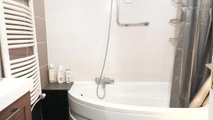 a bathroom with a tub and a toilet and a sink at Chambres en appartements partagés in Liège
