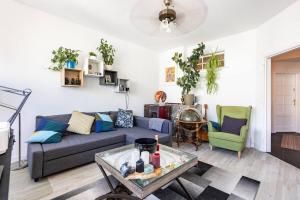 a living room with a couch and a table at Chambres en appartements partagés in Liège