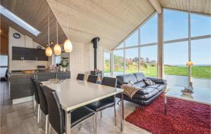 KnebelにあるStunning Home In Ebeltoft With 3 Bedrooms, Sauna And Wifiのキッチン、ダイニングルーム(テーブル、椅子付)
