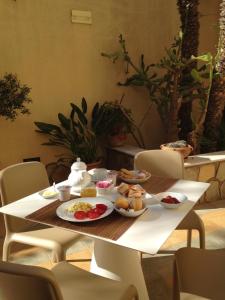 un tavolo con un piatto di cibo sopra di Zingaro Hotel a San Vito lo Capo