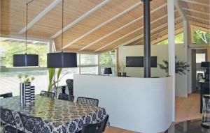 グレーノにあるAwesome Home In Grenaa With 3 Bedrooms, Sauna And Wifiのダイニングルーム(テーブル、椅子付)