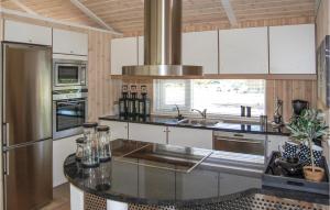 Nhà bếp/bếp nhỏ tại Awesome Home In Grenaa With Sauna