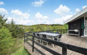 een houten terras met een tafel en stoelen erop bij Lovely Home In Ebeltoft With Wifi in Ebeltoft