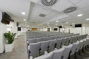 A television and/or entertainment centre at Classic Hotel Tulipano