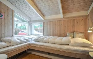 KnebelにあるLovely Home In Knebel With Saunaの窓付きの客室の大型ベッド1台分です。