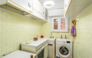 uma lavandaria com uma máquina de lavar roupa e um lavatório em 3 Bedroom Cozy Home In Chiaramonte Gulfi em Chiaramonte Gulfi